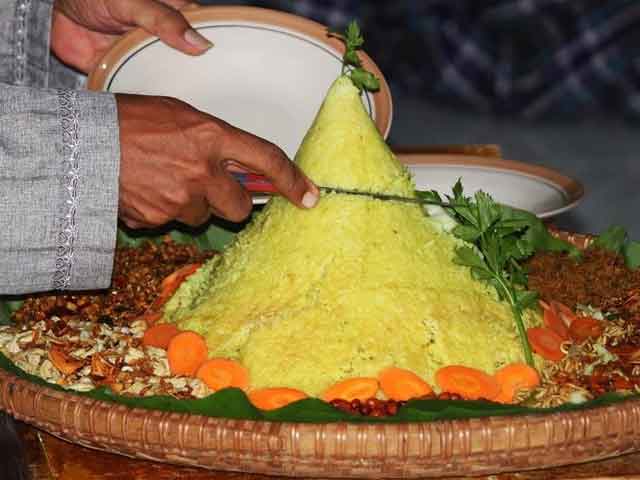 potong tumpeng